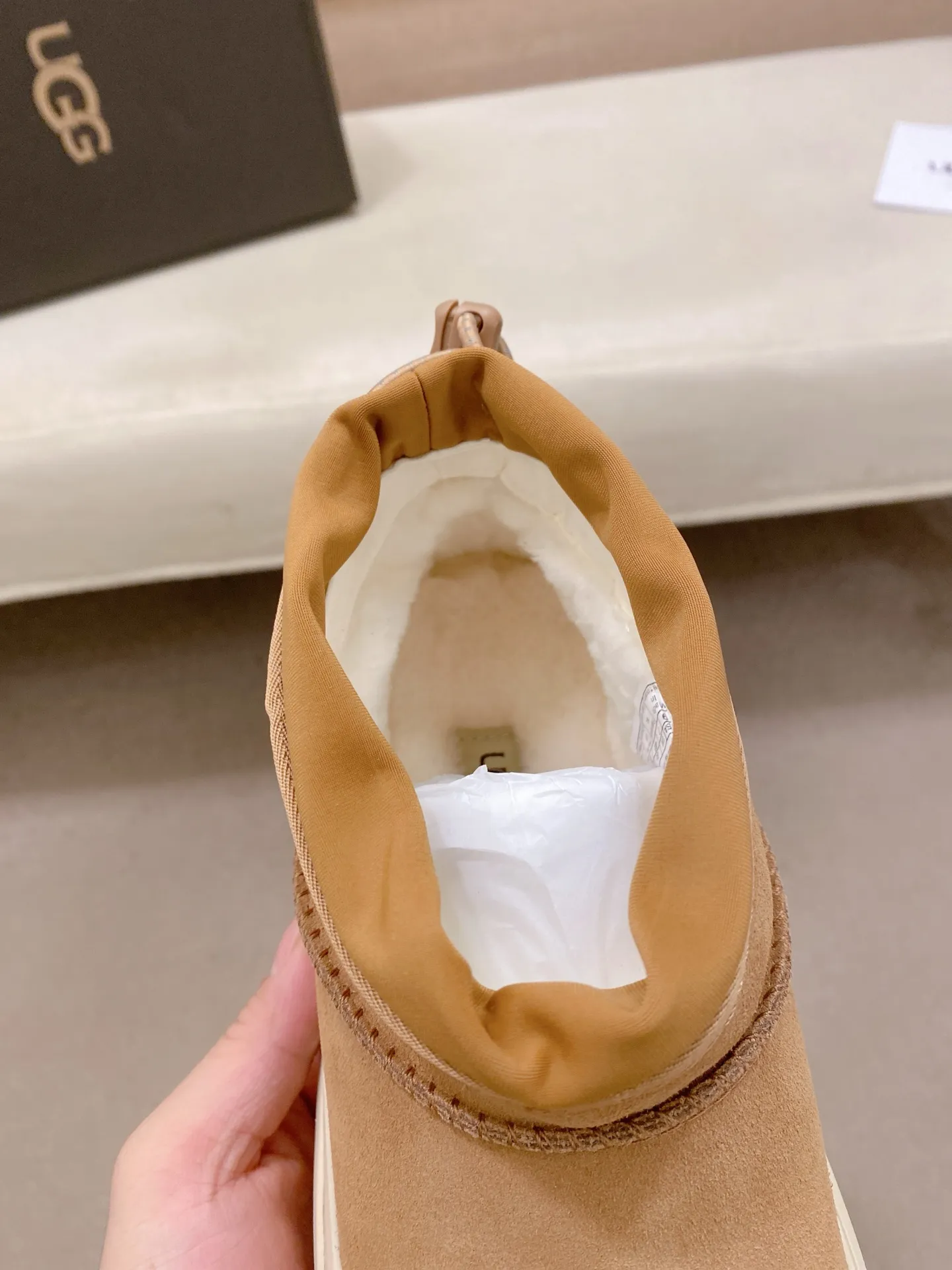 Factory price: 500💰Couple model💏 Same style as Wang Yibo, North American men's shoes Ugg ☃️In the special sale of new high-quality men's shoes snow boots in autumn and winter, the nemesis of extreme cold weather! Made of cowhide leather, merino wool lining, and original outsole, whether driving, outdoor or daily wear, there is always one that suits you! Male and female size: 35-46.